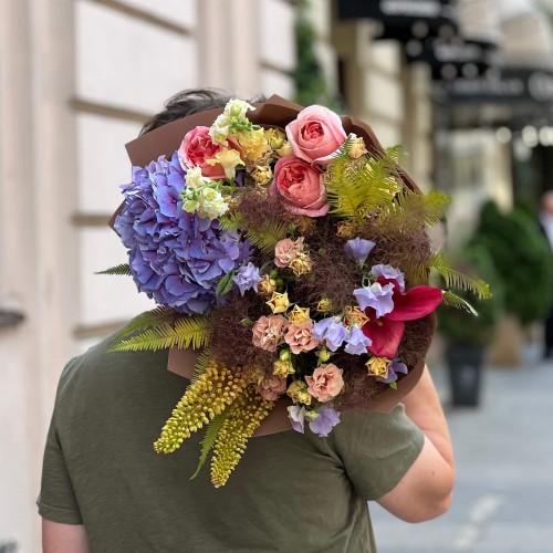 Vibrant Bouquet with Hydrangea and Shiraz Spray Roses «Colorful Horizon»