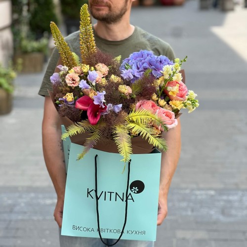 Vibrant Bouquet with Hydrangea and Shiraz Spray Roses «Colorful Horizon»