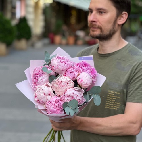 Bouquet with 9 Sarah Bernhardt Peonies and Eucalyptus «Berry Macaron»