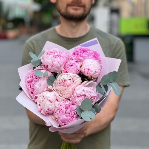 Bouquet with 9 Sarah Bernhardt Peonies and Eucalyptus «Berry Macaron»