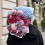 Красочный сочный букет с сезонными георгинами «Малиновая прохлада»
