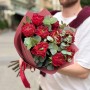 9 интересных пионовидных роз сорта Red Monster с эвкалиптом в букете «Кучерявый дождик»