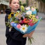 Красочный сборный букет «Дофаминчик для Оли»