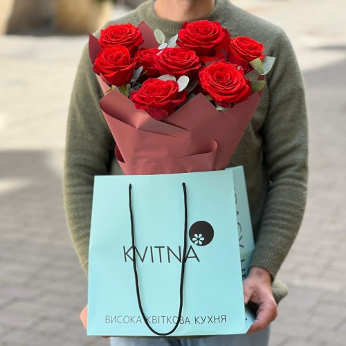 9 елегантних червоних троянд Nina у букеті «Полум'я почуттів»