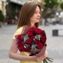 13 троянд сорту Rhodos у букеті «Рубінові зірочки»