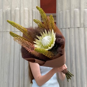 Minimalist Bouquet with King Protea «Flame of the Steppe»