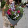 Лёгкий букет в садовом стиле с эхинацеей и дельфиниумом «Душистый рассвет»