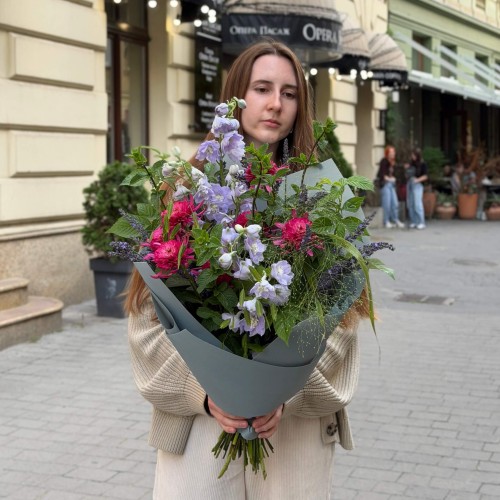 Лёгкий букет в садовом стиле с эхинацеей и дельфиниумом «Душистый рассвет»