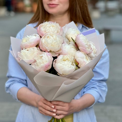 Пышный монобукет из пионов Gardenia «Прикосновение лета»