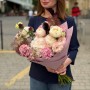 Цікавий збірний букет з каллами та півонями «Вишуканий момент»