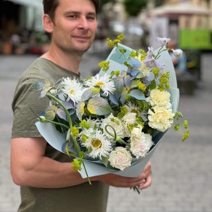 Charming bouquet with daisies «Fairy's Flight»