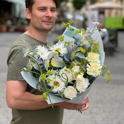 Charming bouquet with daisies «Fairy's Flight»