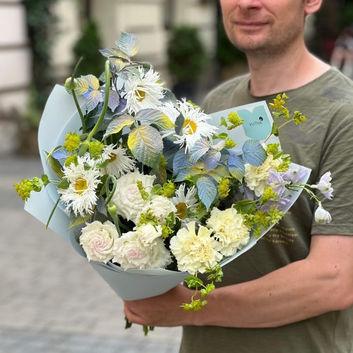 Charming bouquet with daisies «Fairy's Flight»