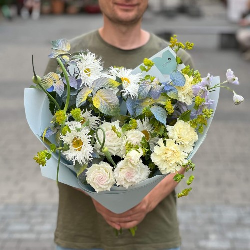 Charming bouquet with daisies «Fairy's Flight»