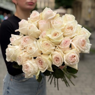 Пионовидная ароматная роза White O'Hara