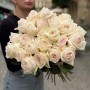 Пионовидная ароматная роза White O'Hara