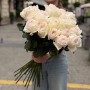 Пионовидная ароматная роза White O'Hara