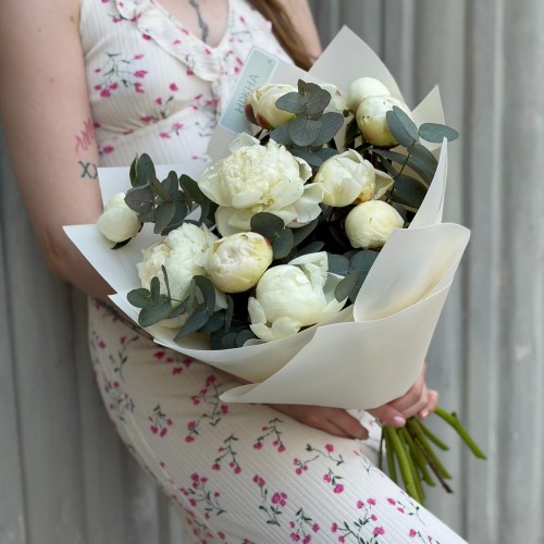 11 півоній сорту Bridal Shower з евкаліптом у букеті «Ангельська мрія»