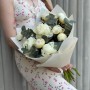 11 півоній сорту Bridal Shower з евкаліптом у букеті «Ангельська мрія»