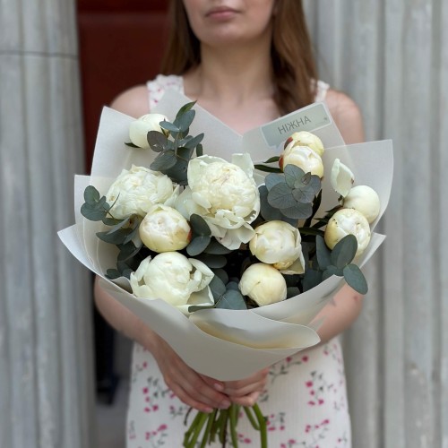 11 півоній сорту Bridal Shower з евкаліптом у букеті «Ангельська мрія»