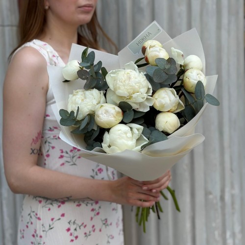 11 півоній сорту Bridal Shower з евкаліптом у букеті «Ангельська мрія»