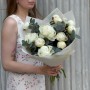 11 півоній сорту Bridal Shower з евкаліптом у букеті «Ангельська мрія»