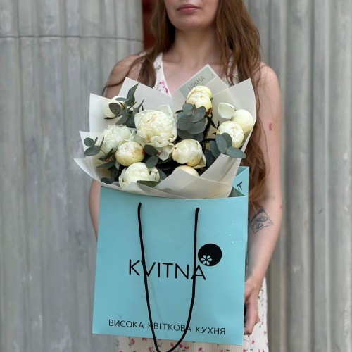 11 півоній сорту Bridal Shower з евкаліптом у букеті «Ангельська мрія»
