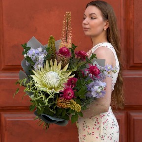 Distinctive bouquet with protea «The Leading Lady»