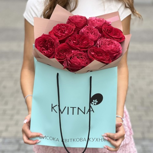 Микс из 11 изысканных пионовидных роз Cherry Carpediem и Victorian Red в букете «Рубиновый бархат»