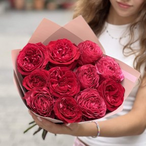 Мікс із 11 вишуканих півонієвидних троянд Cherry Carpediem та Victorian Red у букеті «Рубіновий оксамит»