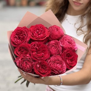 Микс из 11 изысканных пионовидных роз Cherry Carpediem и Victorian Red в букете «Рубиновый бархат»