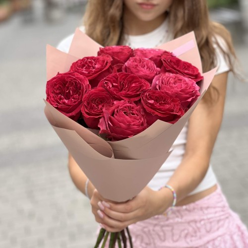 Микс из 11 изысканных пионовидных роз Cherry Carpediem и Victorian Red в букете «Рубиновый бархат»