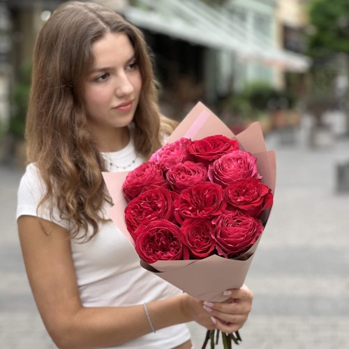 Микс из 11 изысканных пионовидных роз Cherry Carpediem и Victorian Red в букете «Рубиновый бархат»
