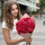 Микс из 11 изысканных пионовидных роз Cherry Carpediem и Victorian Red в букете «Рубиновый бархат»