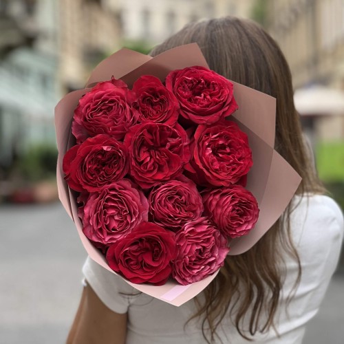 Микс из 11 изысканных пионовидных роз Cherry Carpediem и Victorian Red в букете «Рубиновый бархат»