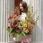 Интересная красочная летняя композиция в корзине «Полевой калейдоскоп»