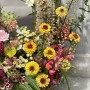 Интересная красочная летняя композиция в корзине «Полевой калейдоскоп»