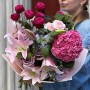 Изысканный яркий букет с гортензией и лилией «Малиновый подарок»