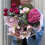 Изысканный яркий букет с гортензией и лилией «Малиновый подарок»