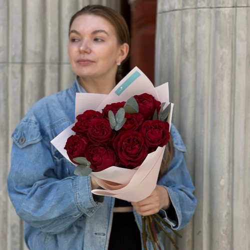 9 роз сорта Coqueta с эвкалиптом в букете «Яркая кокетка»