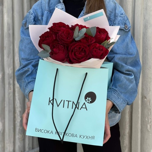 9 роз сорта Coqueta с эвкалиптом в букете «Яркая кокетка»