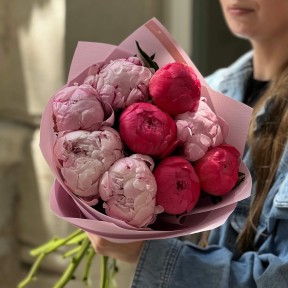 9 півоній сортів Coral Sunset та Sarah Bernhardt у букеті «Літні барви»