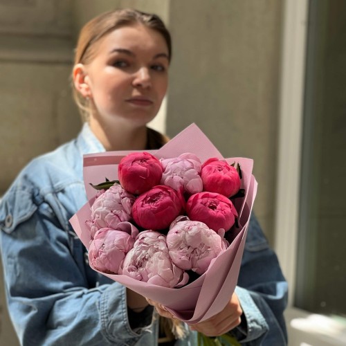 9 півоній сортів Coral Sunset та Sarah Bernhardt у букеті «Літні барви»