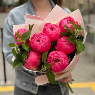 7 Coral Sunset peonies in a charming bouquet «Coral Chameleon»
