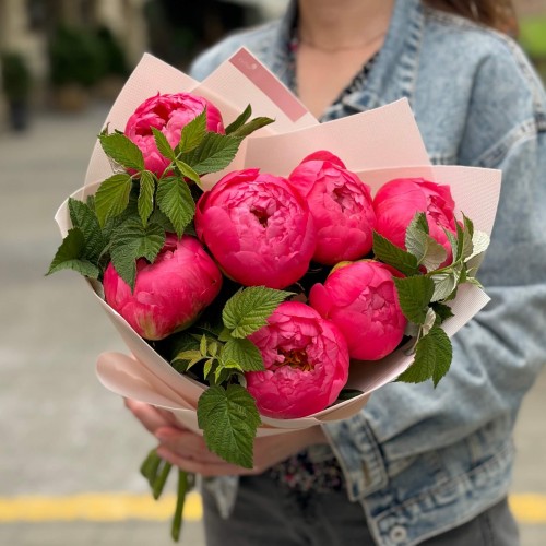 7 Coral Sunset peonies in a charming bouquet «Coral Chameleon»