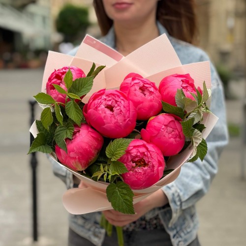 7 Coral Sunset peonies in a charming bouquet «Coral Chameleon»