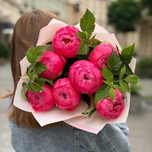7 Coral Sunset peonies in a charming bouquet «Coral Chameleon»