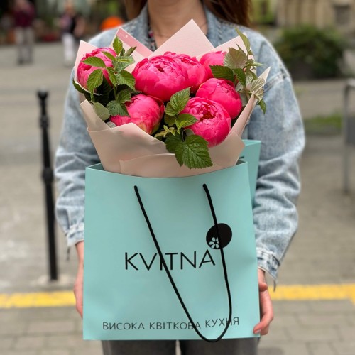 7 Coral Sunset peonies in a charming bouquet «Coral Chameleon»