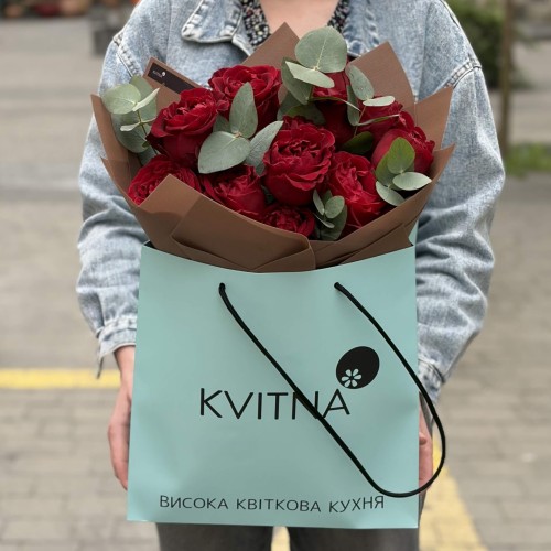 13 пионовидных роз Coqueta с эвкалиптом в букете «Изысканная Кокетка»