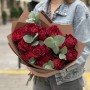 13 пионовидных роз Coqueta с эвкалиптом в букете «Изысканная Кокетка»